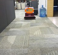 清洗后的地毯特别潮湿，如何加快烘干？